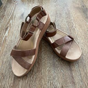 Vionic women’s leather sandals. Size 6.5